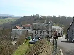 Maisons en toits d'ardoise.