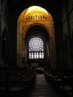 Photographie d'un transept de cathédrale, prise depuis un bras vers l'autre.