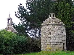 Pigeonnier et chapelle Saint-Charles-Borromée, Kérigou - Trégondern.