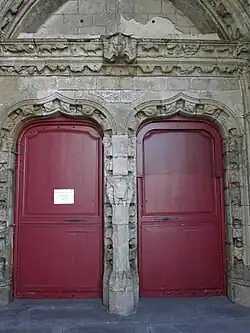 Le portail à trumeau.