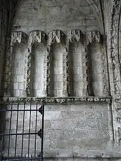 Niches vides de l'ébrasement gauche.