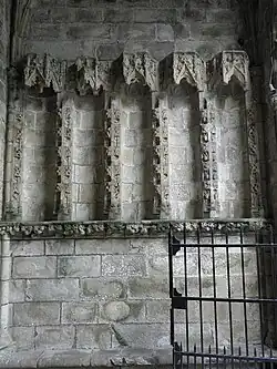 Niches vides de l'ébrasement droit.