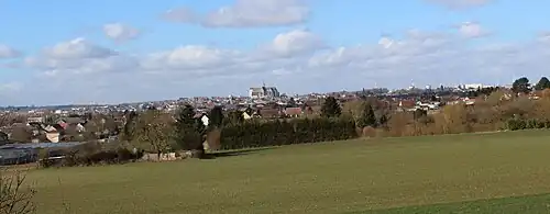 Panorama de la ville depuis les hauteurs de la déviation, route de Mesnil-Saint-Laurent.
