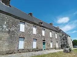 Autre vue de la façade Sud (été 2021), les travaux avancent sur la partie Est du bâtiment