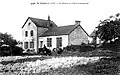 Saint-Séglin : la mairie et l'école communale au début du XXe&nbsp;siècle (carte postale).
