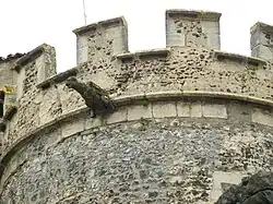 Créneaux et gargouille.