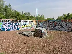 Le puits no&nbsp;2 dans son environnement.