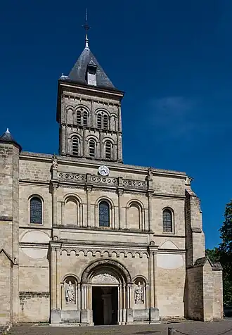 La façade de la basilique.