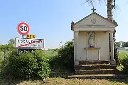 La chapelle Notre-Dame de la Paix et l'entrée du lieu-dit "Le Vent de Bise".