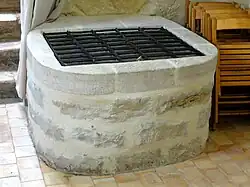 Le puits découvert en 1939 (ou baptistère ?).