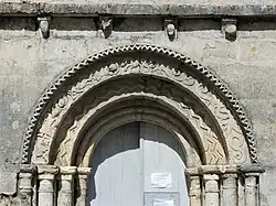 L'archivolte et les modillons.