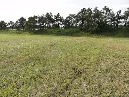 La digue de défense du Camp des Romains, vue du côté de Saint-Erme en direction de Saint-Thomas.