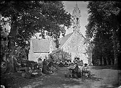 Pendant l'office précédent le pardon.