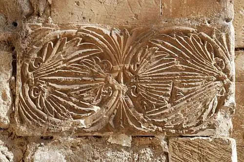 Bas-relief figurant deux palmettes opposées(au piédroit de l'arc triomphal).