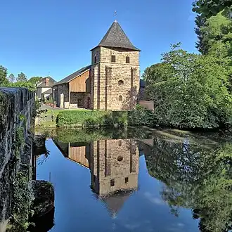 L'église Saint-Viance et son reflet sur la Vézère.