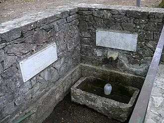 Notre-Dame de Buglose, marque l'endroit où une statue de la Vierge est restée cachée 50 ans pour échapper aux troubles des guerres de Religion dans les Landes.