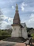 La Madone et sa chapelle, surplombant le village.