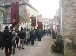 La procession emportant les bannières et les saints.