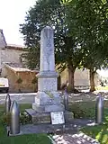 Le monument aux morts sur la place devant l'église (août&nbsp;2010)