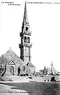 Saint-Vougay ː l'église paroissiale et le monument aux morts vers 1930 (carte postale).