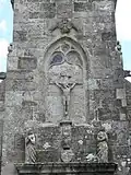 Église paroissiale Notre-Dame : façade occidentale (le Christ en Croix entre la Vierge et Saint-Jean).