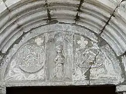 Le tympan sculpté de la porte de l'église.