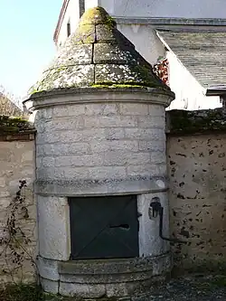 Puits en pierre dans la cour de l'ancienne mairie.