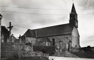 L'ancienne église et le cimetière vers 1950 (carte postale).
