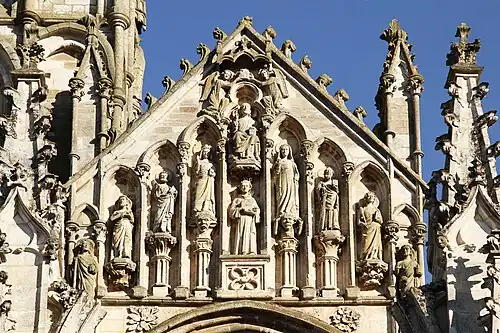 Pignon de façade représentant le Christ entouré de la Vierge, de Marie Madeleine et de Saints.