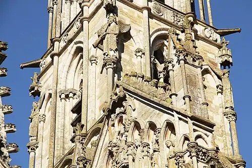 Détail des anges aux angles de la tour du clocher.