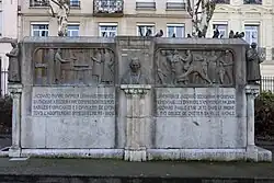 Monument sur la place Jacquard, à Saint-Étienne.