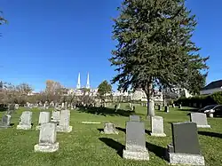 Cimetière Curé-Adélard-Lamy, flèches des clochers de l’église catholique, le village.