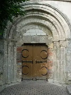 Saint-Flavy : le portail roman.