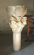 Bénitier (XIe&nbsp;siècle).