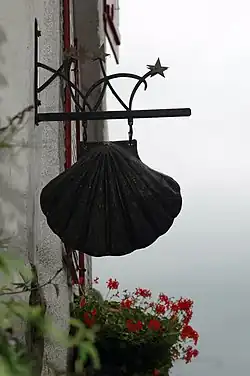 Saint-Jean-Pied-de-Port, enseigne sur le chemin de Saint-Jacques de Compostelle.