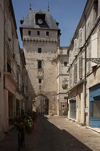 La Tour de l'Horloge, ancien beffroi de Saint-Jean-d'Angély, XIIIe&nbsp;siècle.
