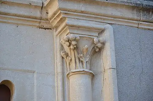 ... et un de ses chapiteaux.