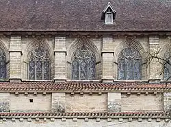 Vue extérieure des fenêtres de l'église.
