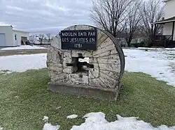 Moulin bâti par les Jésuites en 1781, monument érigé par la Société d’histoire de Saint-Stanislas, route 159