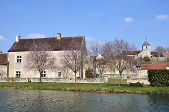 Manoir de Saint-Vinnemer (XVIe&nbsp;siècle) : Le manoir vu du canal.