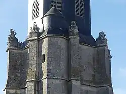 Détail du clocher-porche de l'église.
