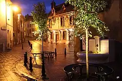 La place du four, la fontaine des fontenottes et la maison de bois.
