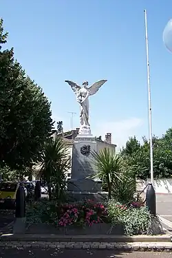 Le monument aux morts (août 2011).