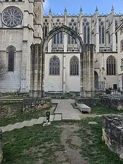 Arche de l'église Sainte-Croix, avec la cathédrale Saint-Jean en arrière-plan.
