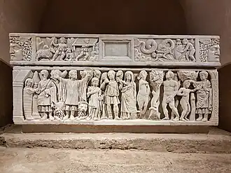 Sarcophage de sainte Quitterie datant de la fin de l'époque romaine en l'église Sainte-Quitterie d'Aire, bâtie au XIe&nbsp;siècle.