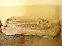 Le gisant dans l'église.