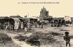 Avant la procession, les femmes du campement revêtent étole de renard et chapeau cloche.