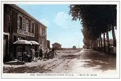 Café de Saint-Germain-Laxis avec les rails et la gare au fond, en 1935