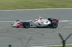 Photo d'une monoplace blanche en piste