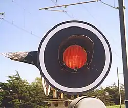 Signal d’annonce lumineux de passage à niveau, de couleur rouge.